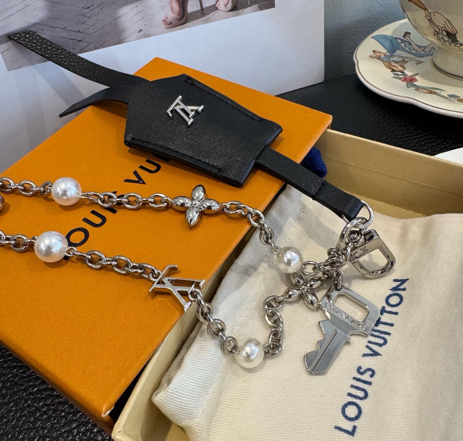 LV钥匙扣 官网新款 包包链条挂件 多功能链条 包饰&包包挂件本款链条包饰出自路易威登为耀目链条交错排布