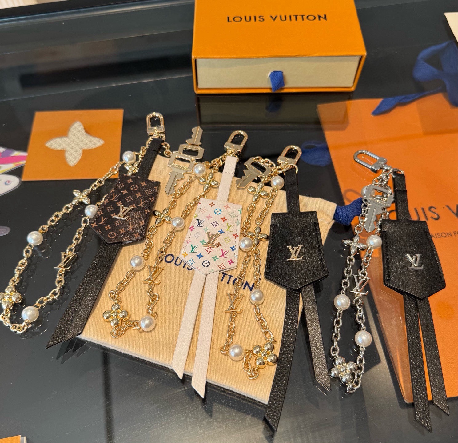 LV钥匙扣 官网新款 包包链条挂件 多功能链条 包饰&包包挂件本款链条包饰出自路易威登为耀目链条交错排布