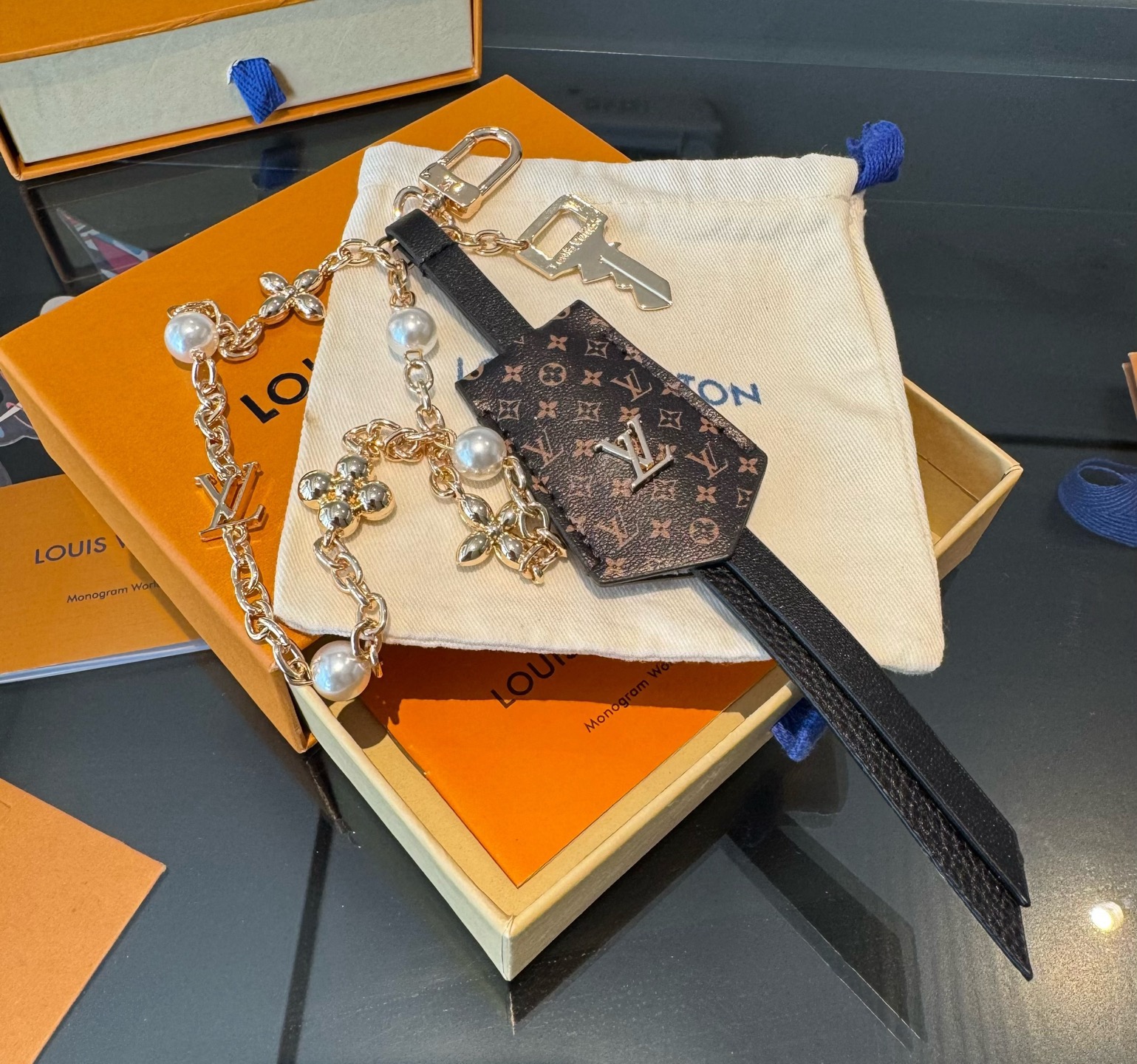 LV钥匙扣 官网新款 包包链条挂件 多功能链条 包饰&包包挂件本款链条包饰出自路易威登为耀目链条交错排布