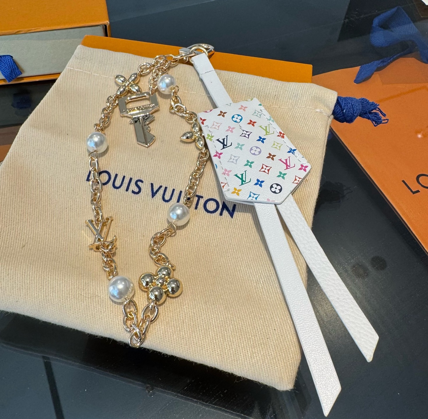 LV钥匙扣 官网新款 包包链条挂件 多功能链条 包饰&包包挂件本款链条包饰出自路易威登为耀目链条交错排布