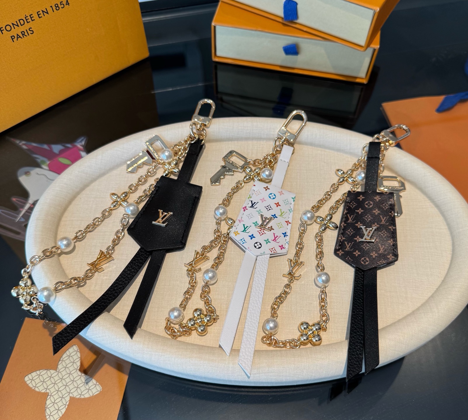 LV钥匙扣 官网新款 包包链条挂件 多功能链条 包饰&包包挂件本款链条包饰出自路易威登为耀目链条交错排布