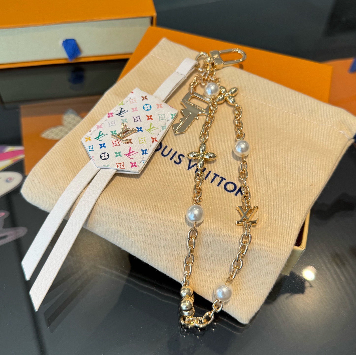 LV钥匙扣 官网新款 包包链条挂件 多功能链条 包饰&包包挂件本款链条包饰出自路易威登为耀目链条交错排布