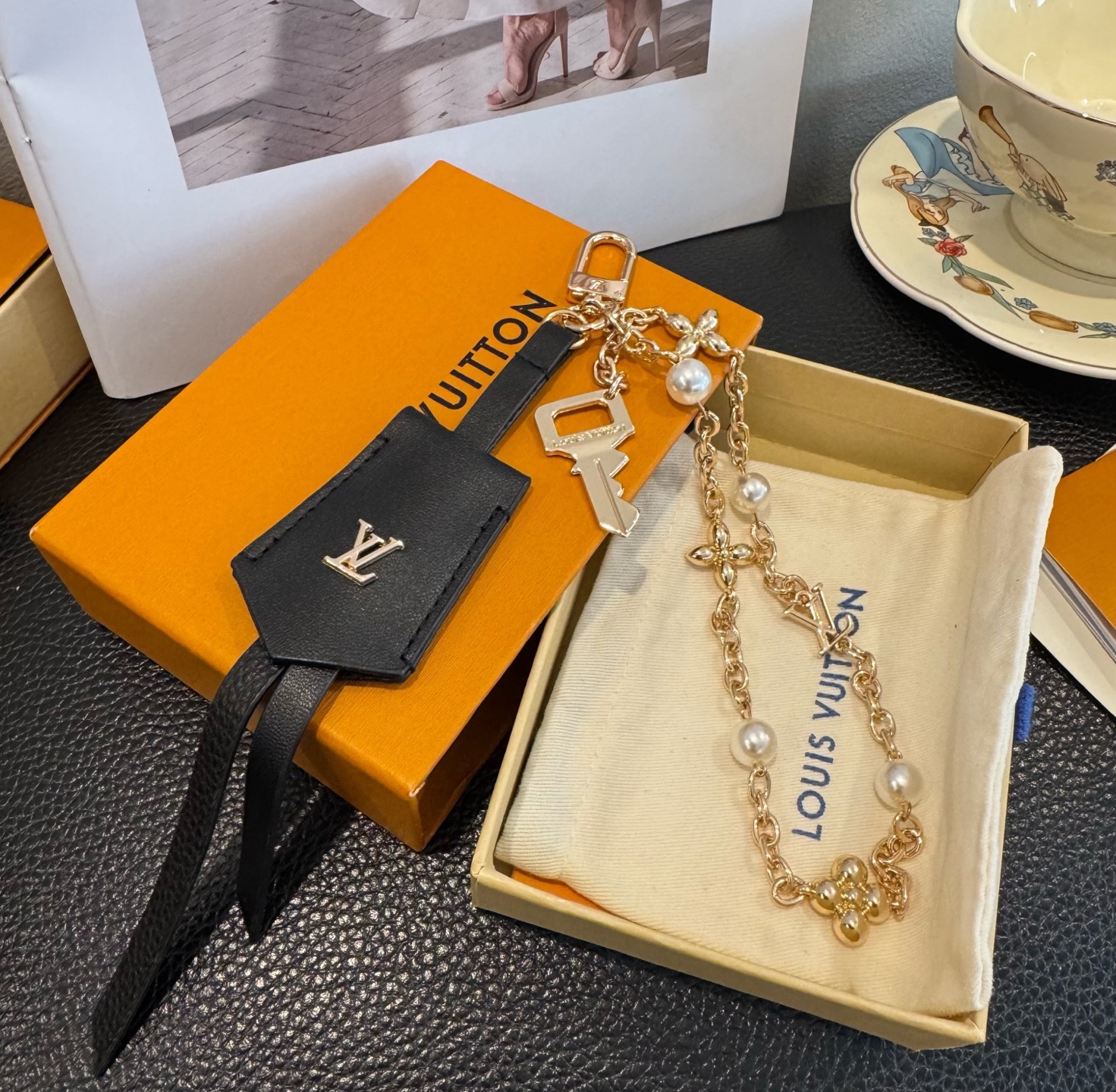 LV钥匙扣 官网新款 包包链条挂件 多功能链条 包饰&包包挂件本款链条包饰出自路易威登为耀目链条交错排布