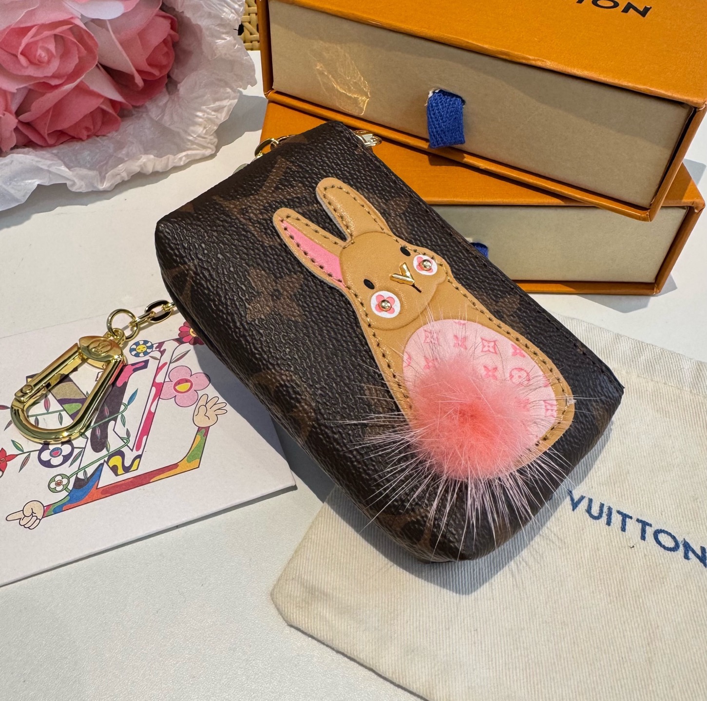 🔥独家新品LV卡通老花零钱包包，经典老花钥匙扣耳机包，包包挂饰，零钱包 超纤材质 五金为进口钢 原版lo