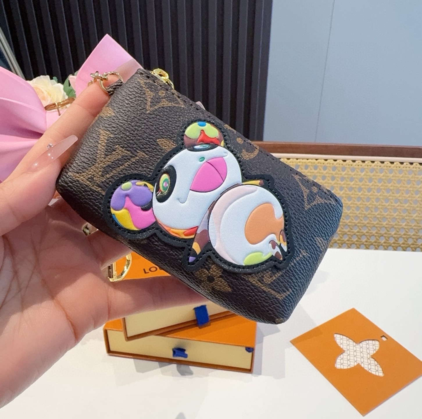 LV村上隆合作款熊猫零钱包卡包 挂饰☀️Louis Vuitton 路易威登lv钥匙扣钥匙包卡包PU材质