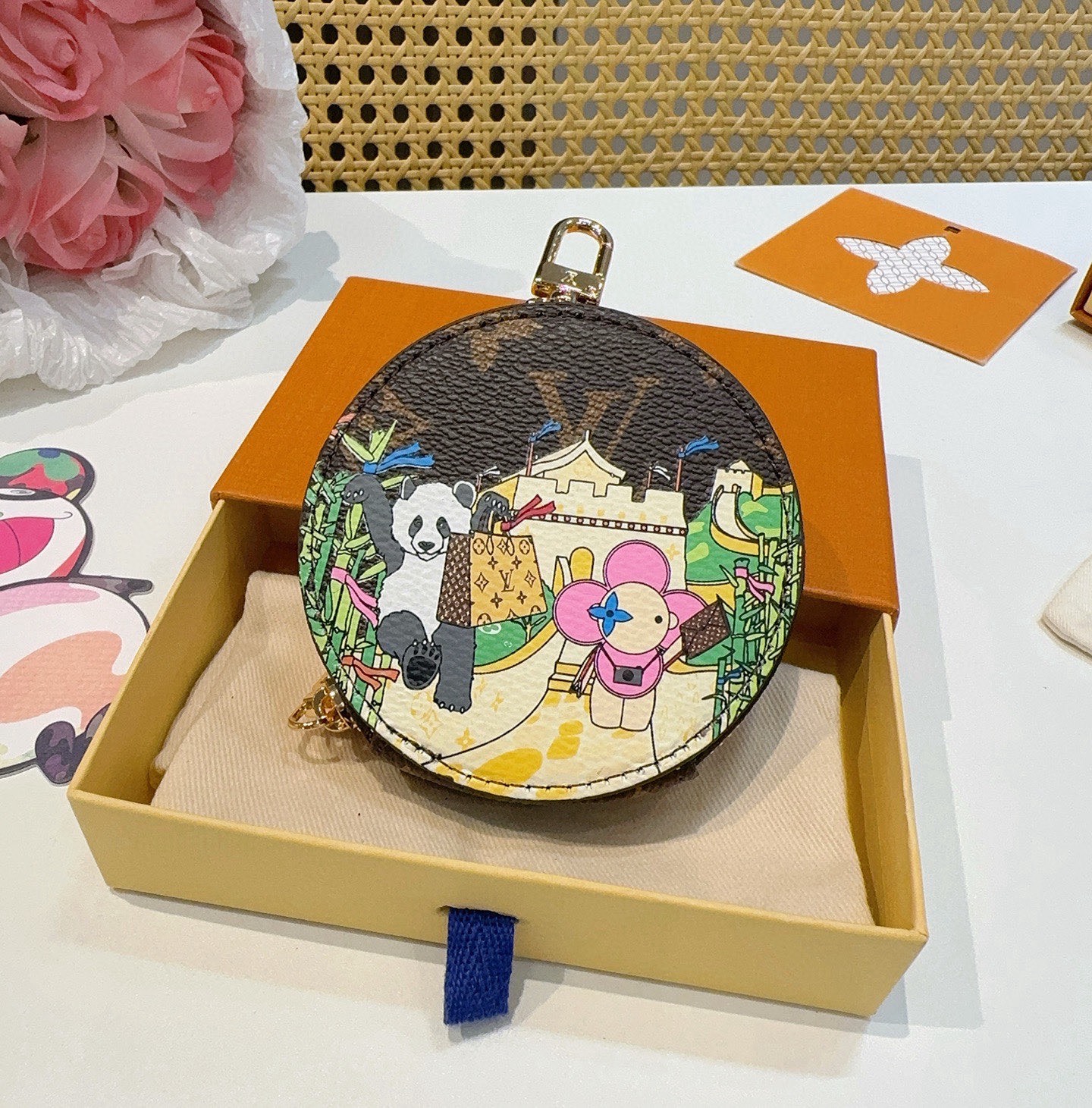 🔥Louis Vuitton老花包包挂饰、卡通彩绘印花小零钱包。Lv包饰挂件钥匙扣、独家原单货，标志性老