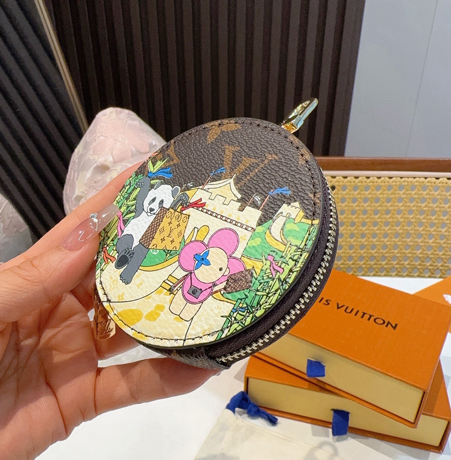 🔥Louis Vuitton老花包包挂饰、卡通彩绘印花小零钱包。Lv包饰挂件钥匙扣、独家原单货，标志性老