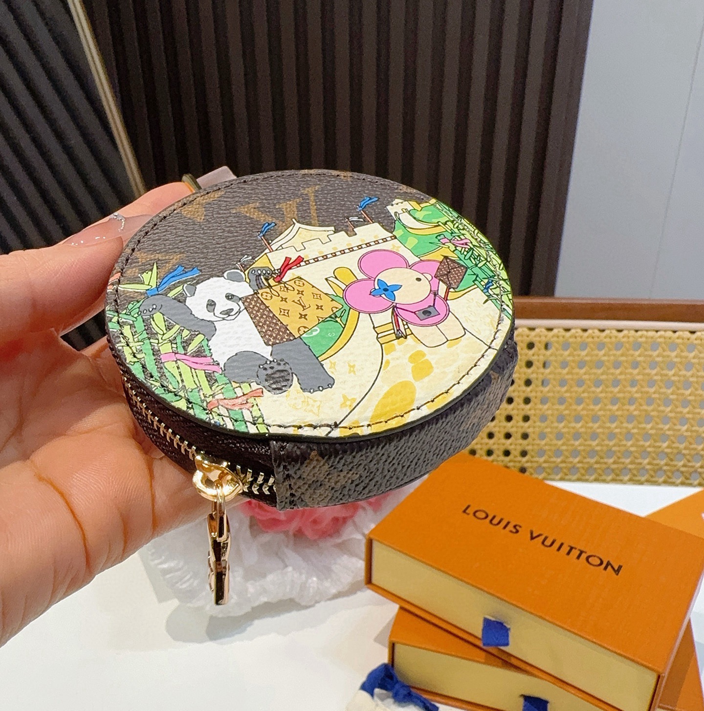 🔥Louis Vuitton老花包包挂饰、卡通彩绘印花小零钱包。Lv包饰挂件钥匙扣、独家原单货，标志性老