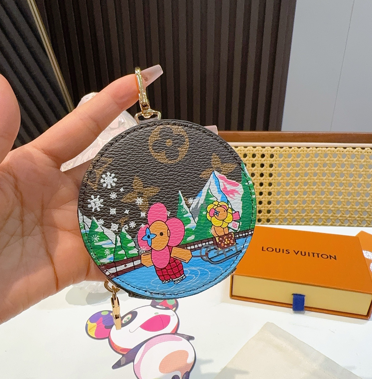 🔥Louis Vuitton老花包包挂饰、卡通彩绘印花小零钱包。Lv包饰挂件钥匙扣、独家原单货，标志性老