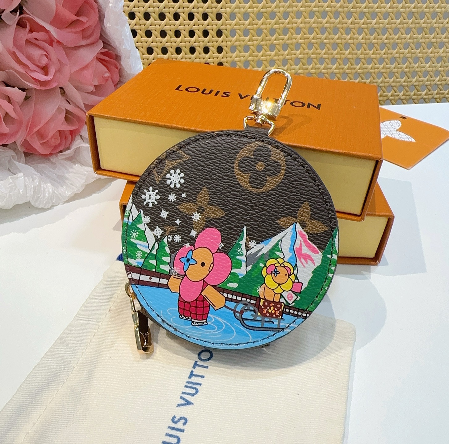 🔥Louis Vuitton老花包包挂饰、卡通彩绘印花小零钱包。Lv包饰挂件钥匙扣、独家原单货，标志性老