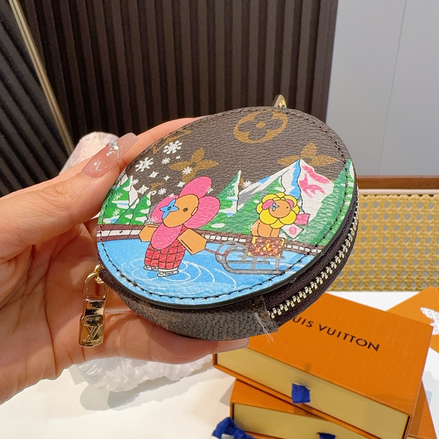 🔥Louis Vuitton老花包包挂饰、卡通彩绘印花小零钱包。Lv包饰挂件钥匙扣、独家原单货，标志性老