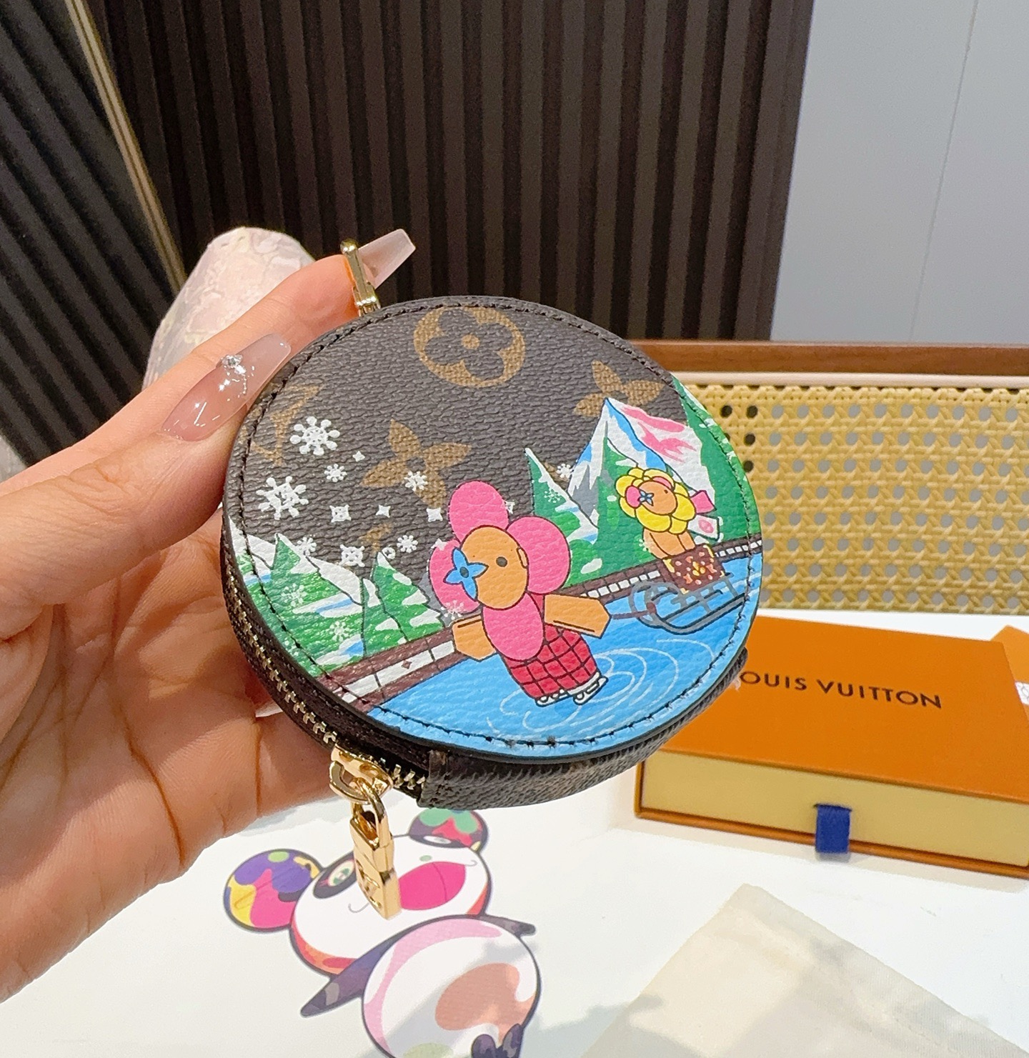 🔥Louis Vuitton老花包包挂饰、卡通彩绘印花小零钱包。Lv包饰挂件钥匙扣、独家原单货，标志性老
