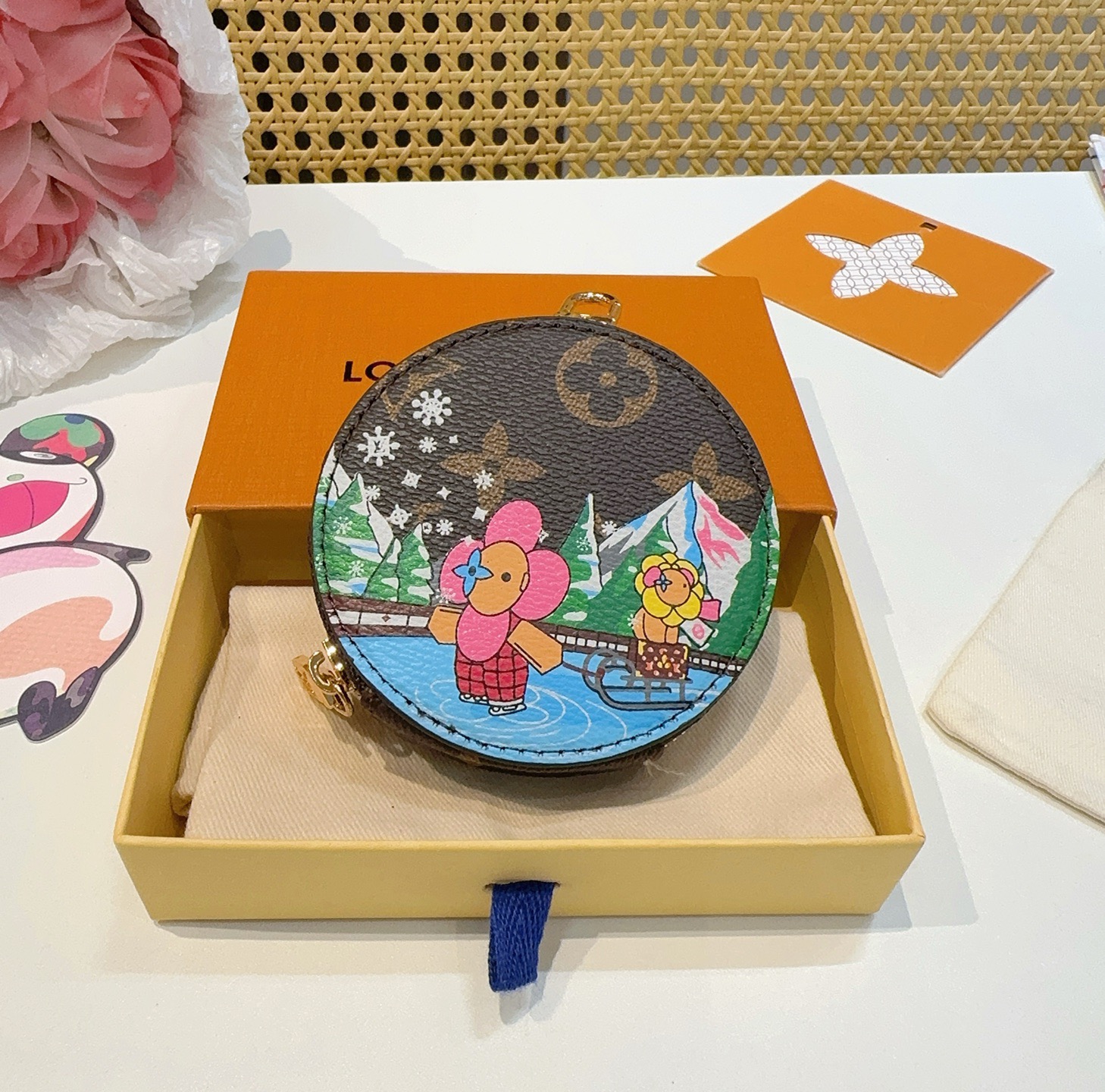 🔥Louis Vuitton老花包包挂饰、卡通彩绘印花小零钱包。Lv包饰挂件钥匙扣、独家原单货，标志性老