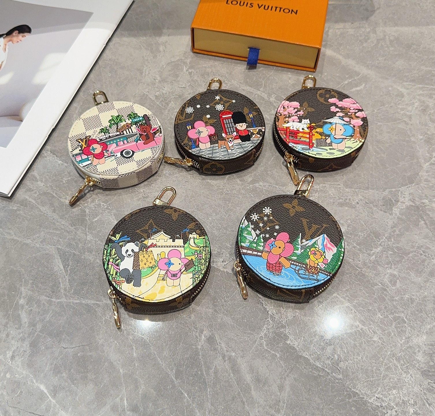 🔥Louis Vuitton老花包包挂饰、卡通彩绘印花小零钱包。Lv包饰挂件钥匙扣、独家原单货，标志性老