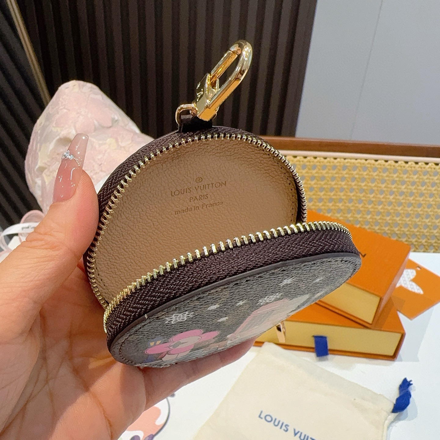 🔥Louis Vuitton老花包包挂饰、卡通彩绘印花小零钱包。Lv包饰挂件钥匙扣、独家原单货，标志性老