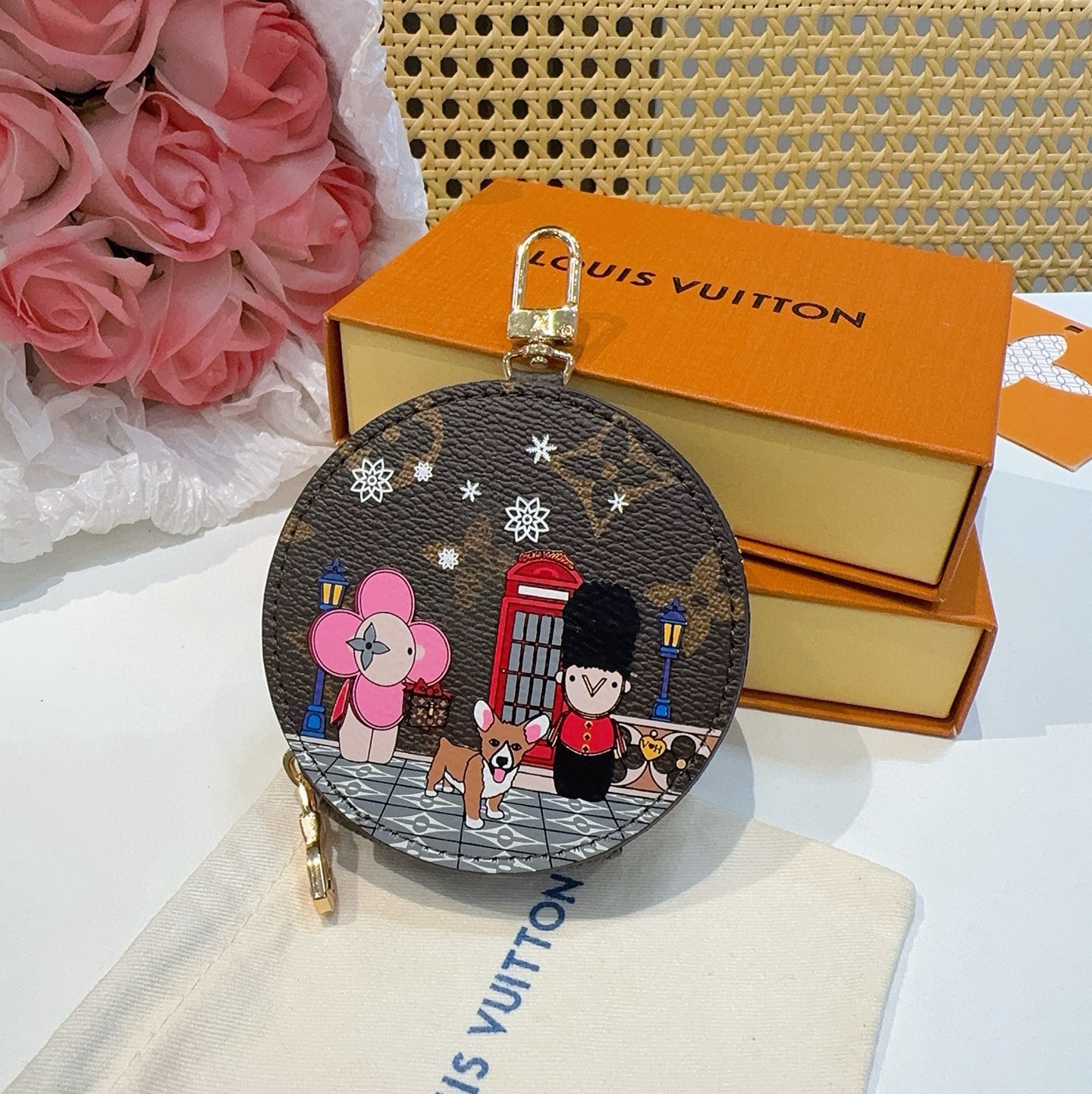 🔥Louis Vuitton老花包包挂饰、卡通彩绘印花小零钱包。Lv包饰挂件钥匙扣、独家原单货，标志性老