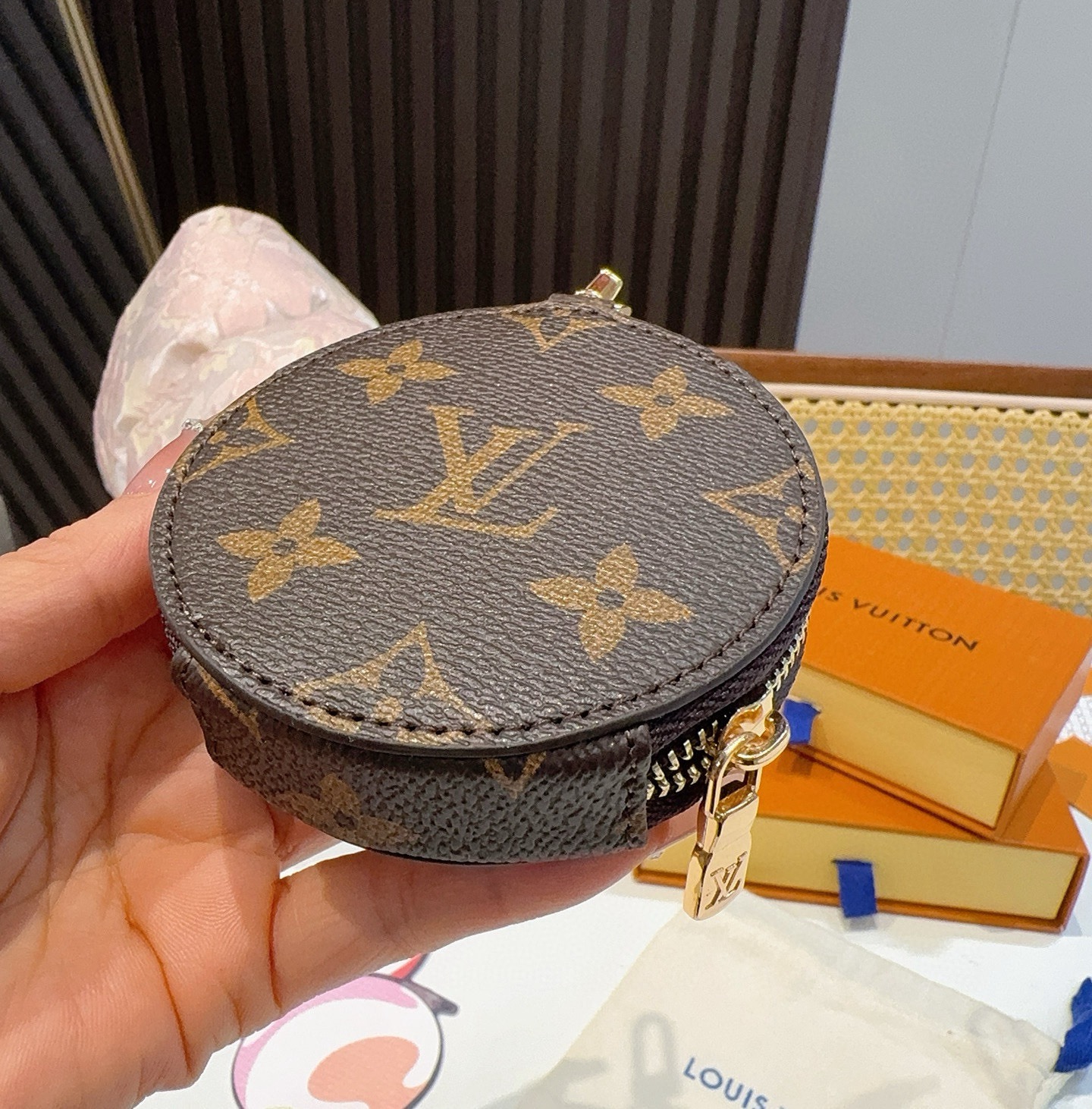 🔥Louis Vuitton老花包包挂饰、卡通彩绘印花小零钱包。Lv包饰挂件钥匙扣、独家原单货，标志性老