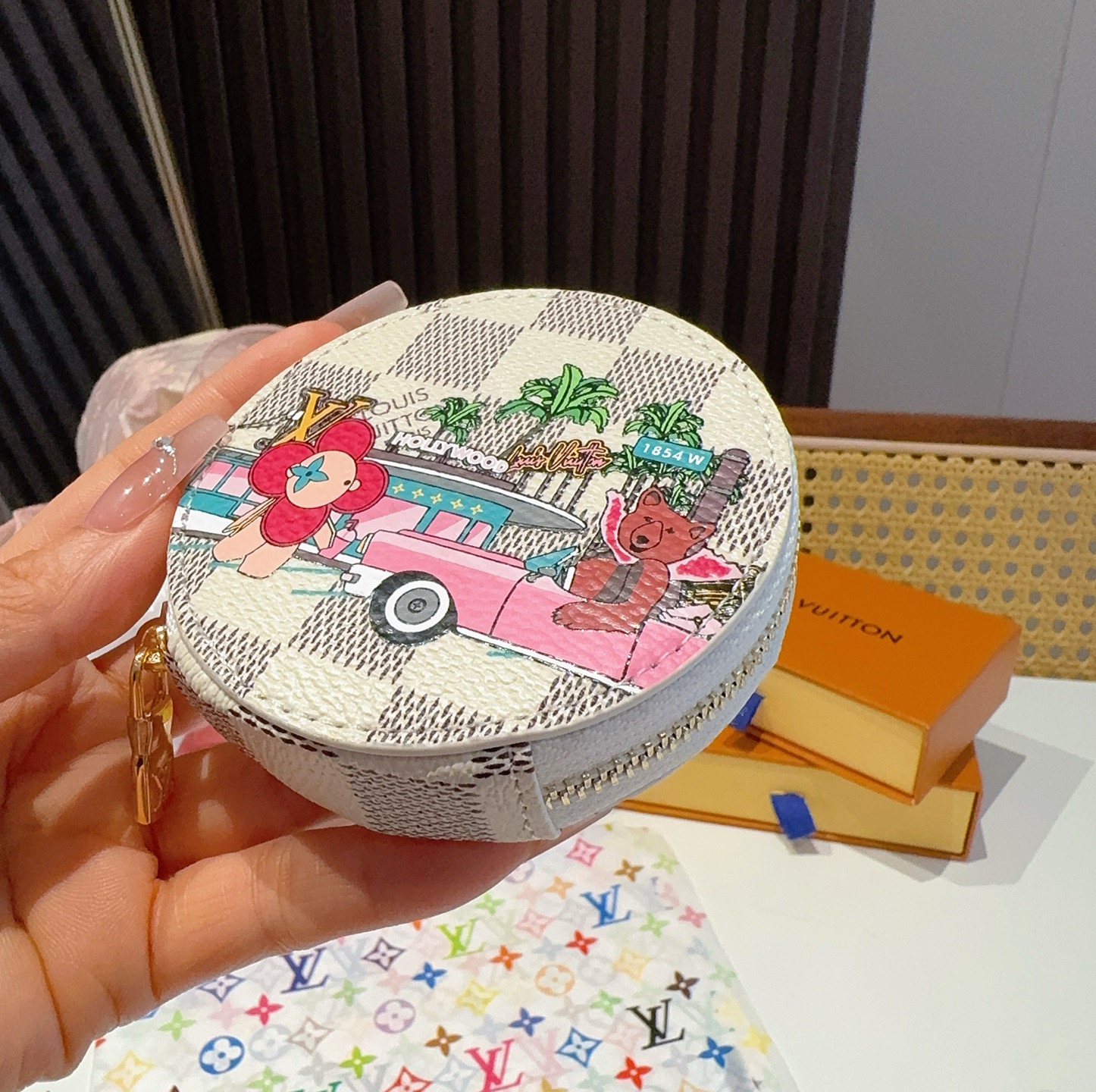 🔥Louis Vuitton老花包包挂饰、卡通彩绘印花小零钱包。Lv包饰挂件钥匙扣、独家原单货，标志性老