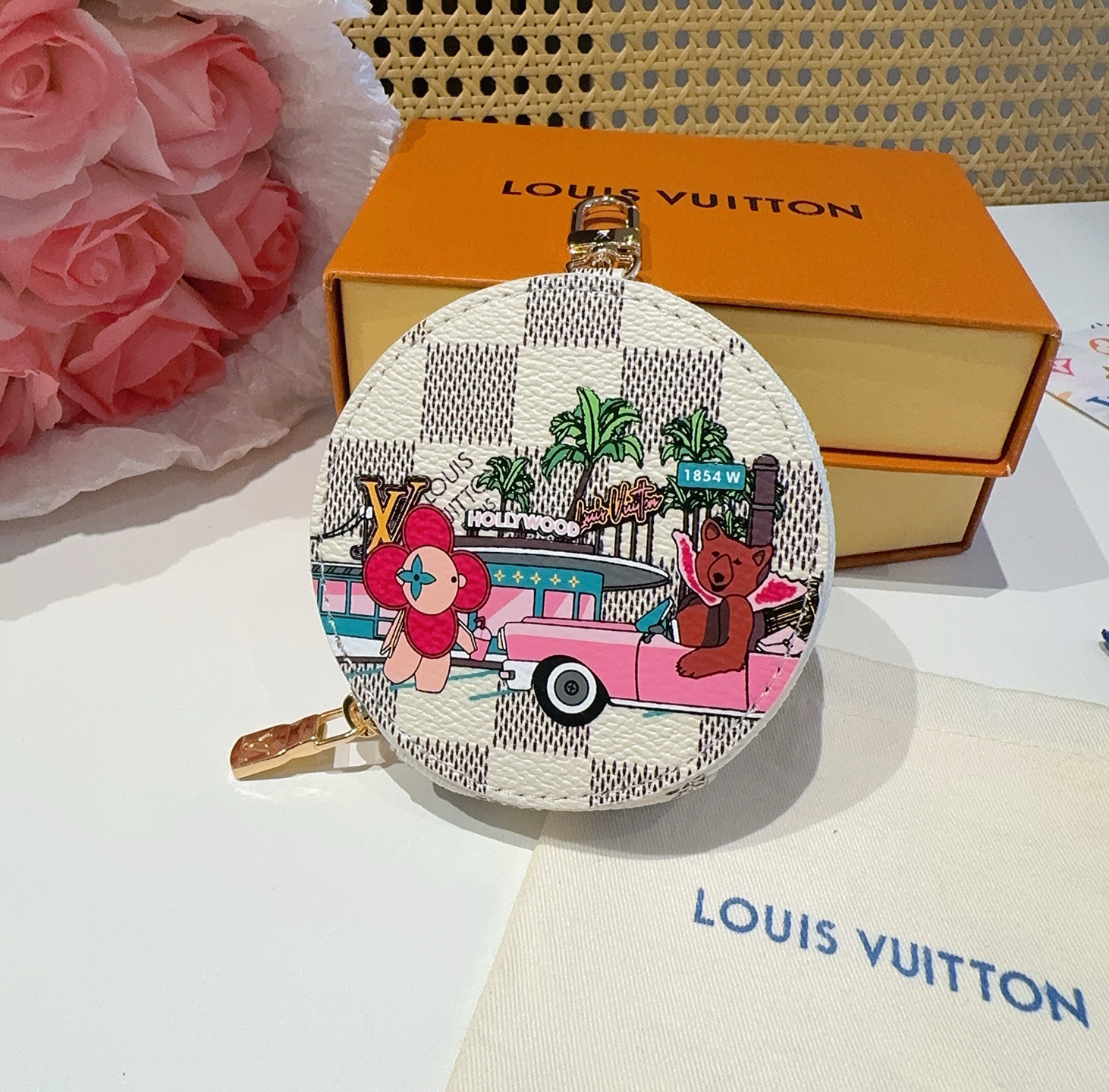 🔥Louis Vuitton老花包包挂饰、卡通彩绘印花小零钱包。Lv包饰挂件钥匙扣、独家原单货，标志性老