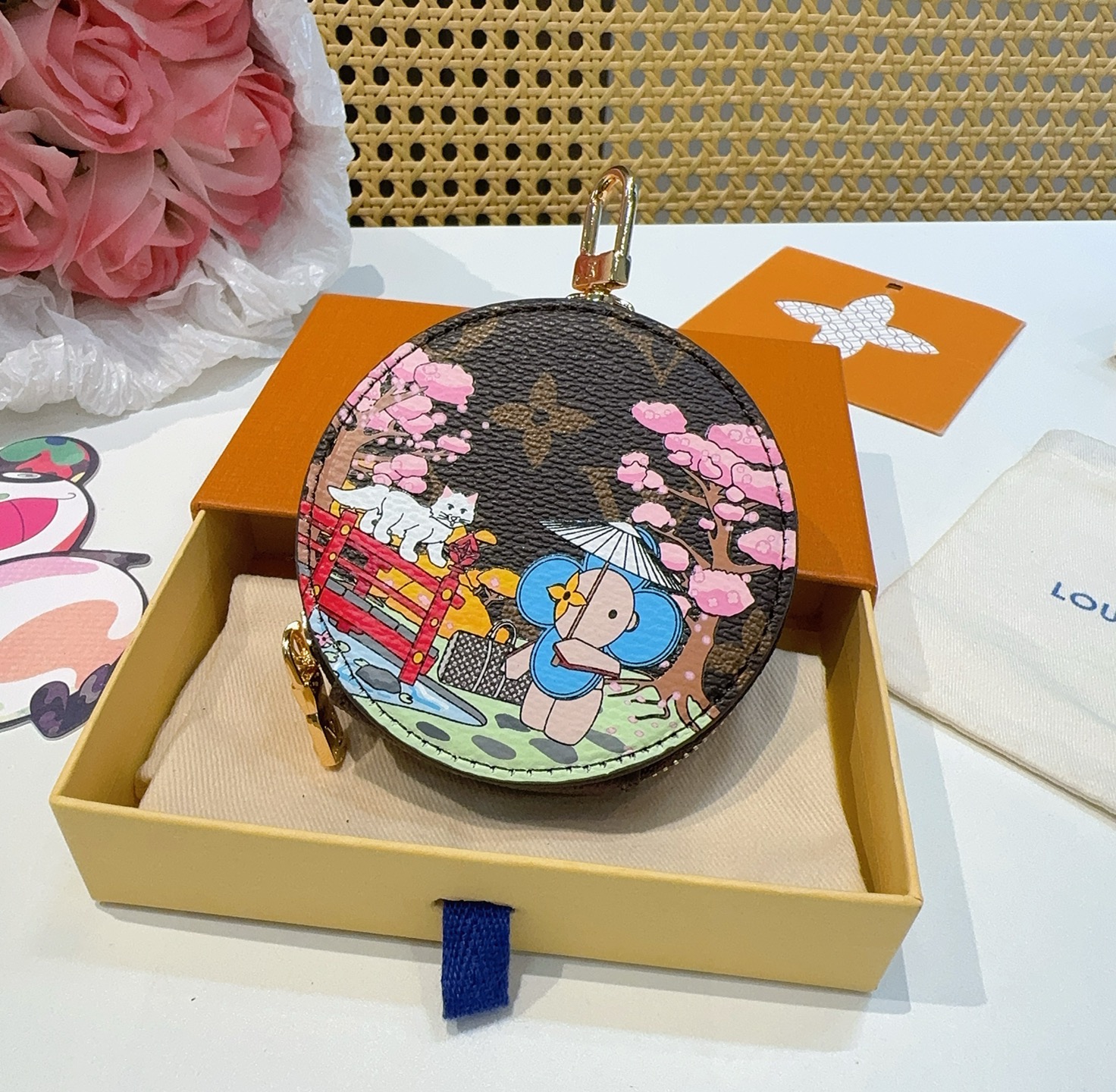 🔥Louis Vuitton老花包包挂饰、卡通彩绘印花小零钱包。Lv包饰挂件钥匙扣、独家原单货，标志性老