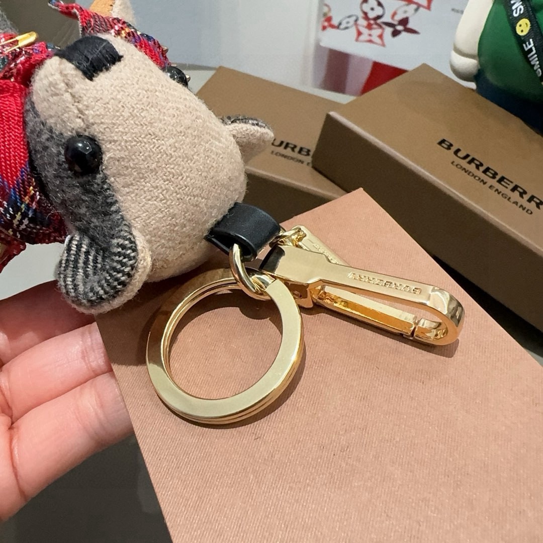 🔥Burberry代工厂小熊🐻挂饰，巴宝莉格子风衣熊 肩膀铆钉 钥匙扣包包挂件 温柔到心里🥰 准备已久、