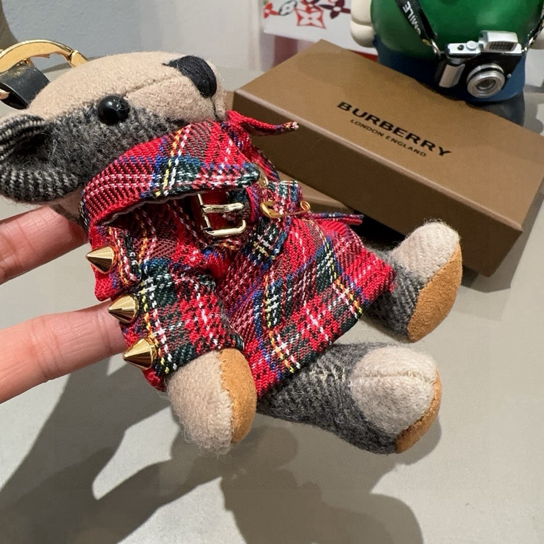 🔥Burberry代工厂小熊🐻挂饰，巴宝莉格子风衣熊 肩膀铆钉 钥匙扣包包挂件 温柔到心里🥰 准备已久、