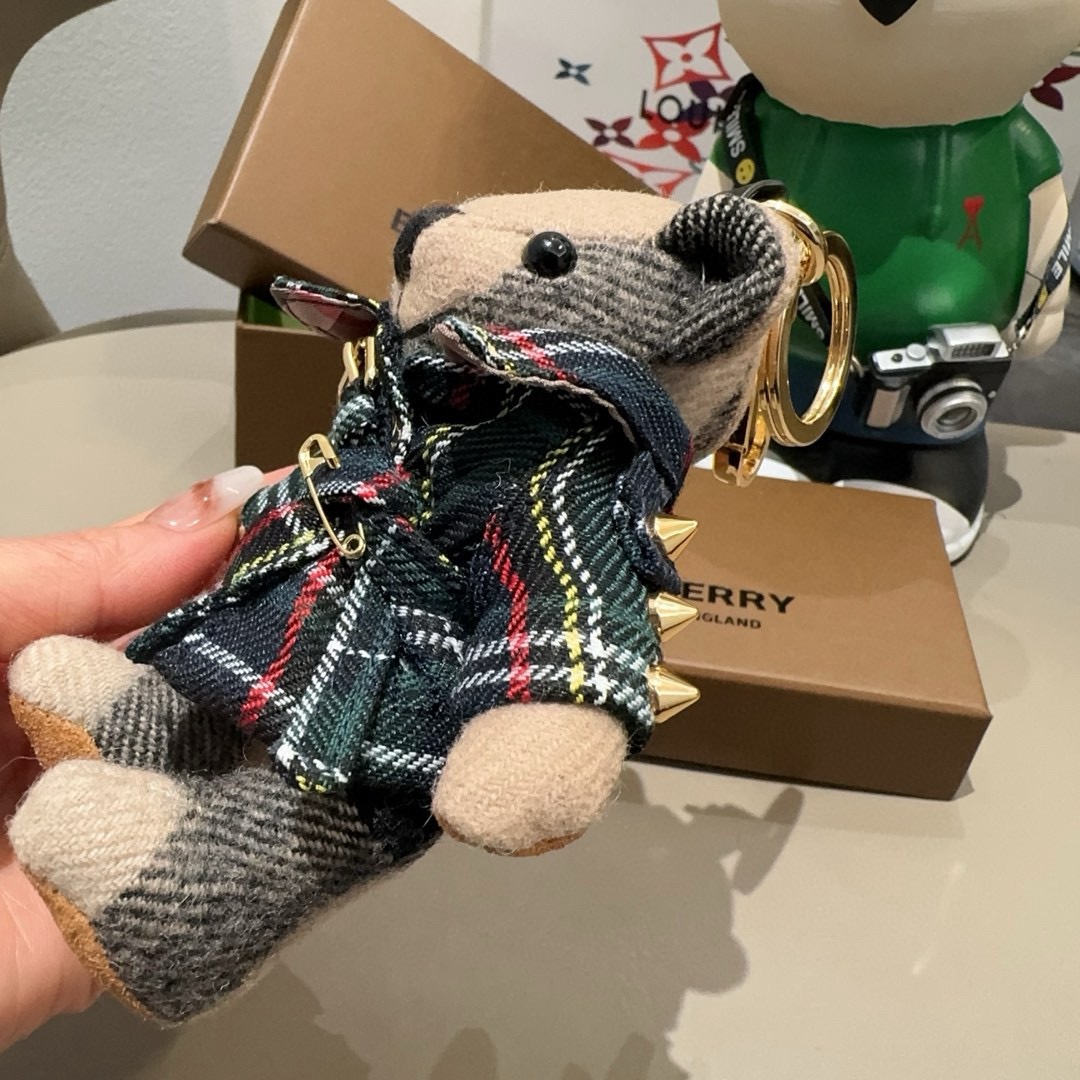 🔥Burberry代工厂小熊🐻挂饰，巴宝莉格子风衣熊 肩膀铆钉 钥匙扣包包挂件 温柔到心里🥰 准备已久、