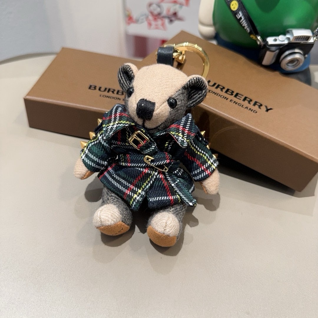 🔥Burberry代工厂小熊🐻挂饰，巴宝莉格子风衣熊 肩膀铆钉 钥匙扣包包挂件 温柔到心里🥰 准备已久、