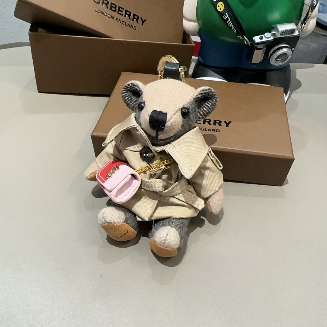 。Burberry代工厂小熊🐻挂件，巴宝莉🐻风衣熊➕斜挎mini包包 钥匙扣包饰挂件 温柔到心里🥰 内部