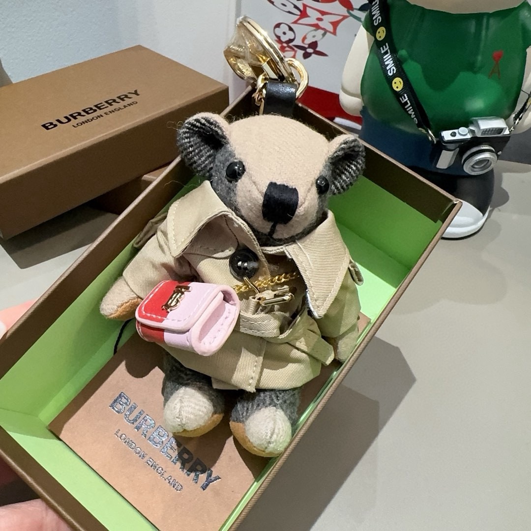 。Burberry代工厂小熊🐻挂件，巴宝莉🐻风衣熊➕斜挎mini包包 钥匙扣包饰挂件 温柔到心里🥰 内部