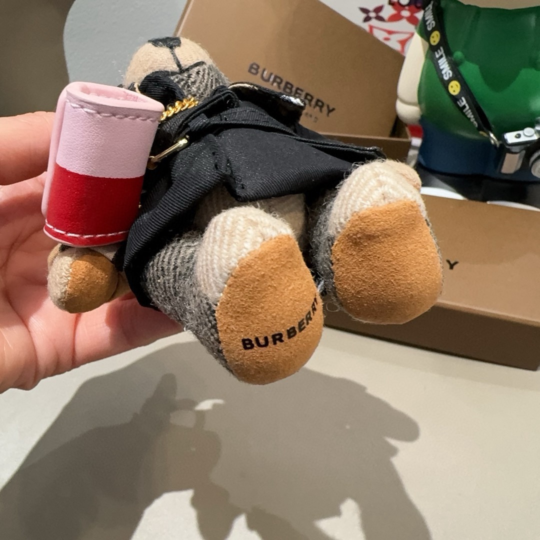 。Burberry代工厂小熊🐻挂件，巴宝莉🐻风衣熊➕斜挎mini包包 钥匙扣包饰挂件 温柔到心里🥰 内部