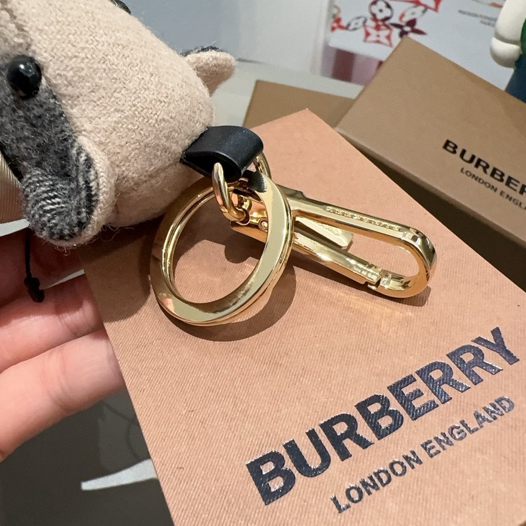 。Burberry代工厂小熊🐻挂件，巴宝莉🐻风衣熊➕斜挎mini包包 钥匙扣包饰挂件 温柔到心里🥰 内部