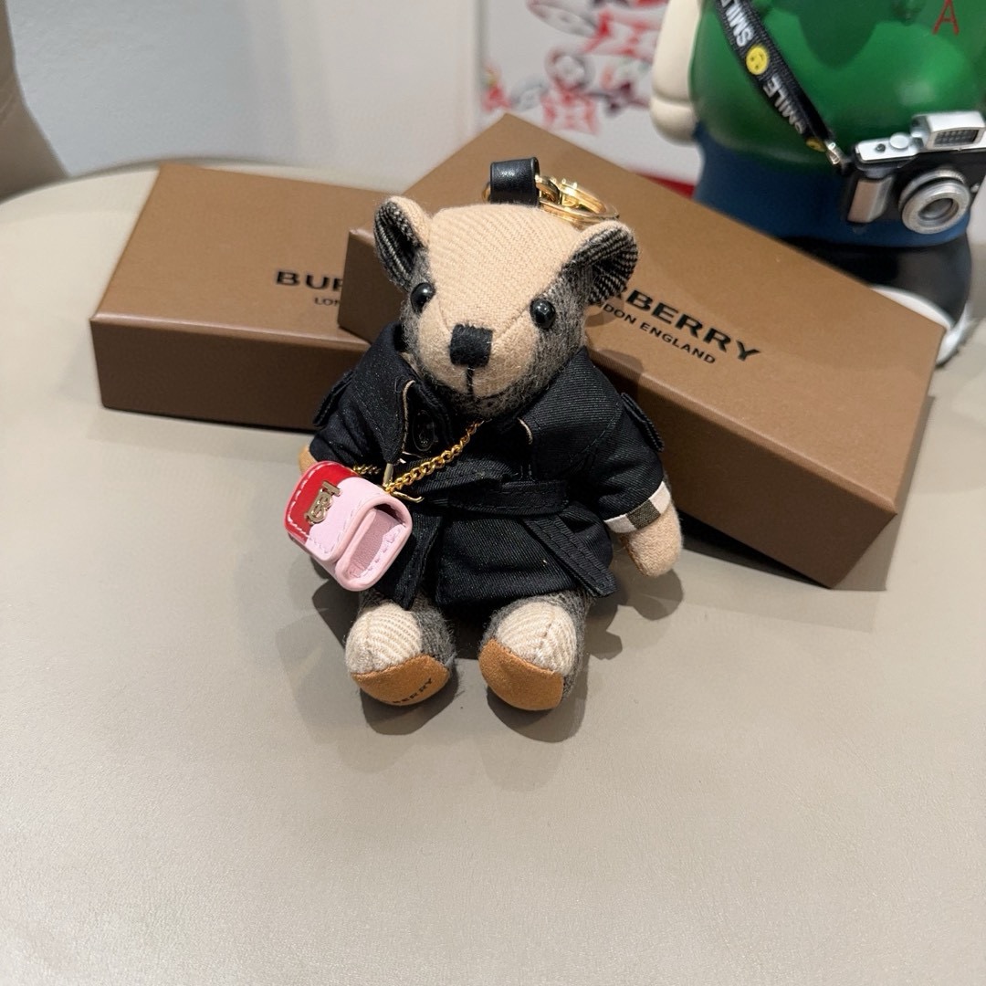 。Burberry代工厂小熊🐻挂件，巴宝莉🐻风衣熊➕斜挎mini包包 钥匙扣包饰挂件 温柔到心里🥰 内部