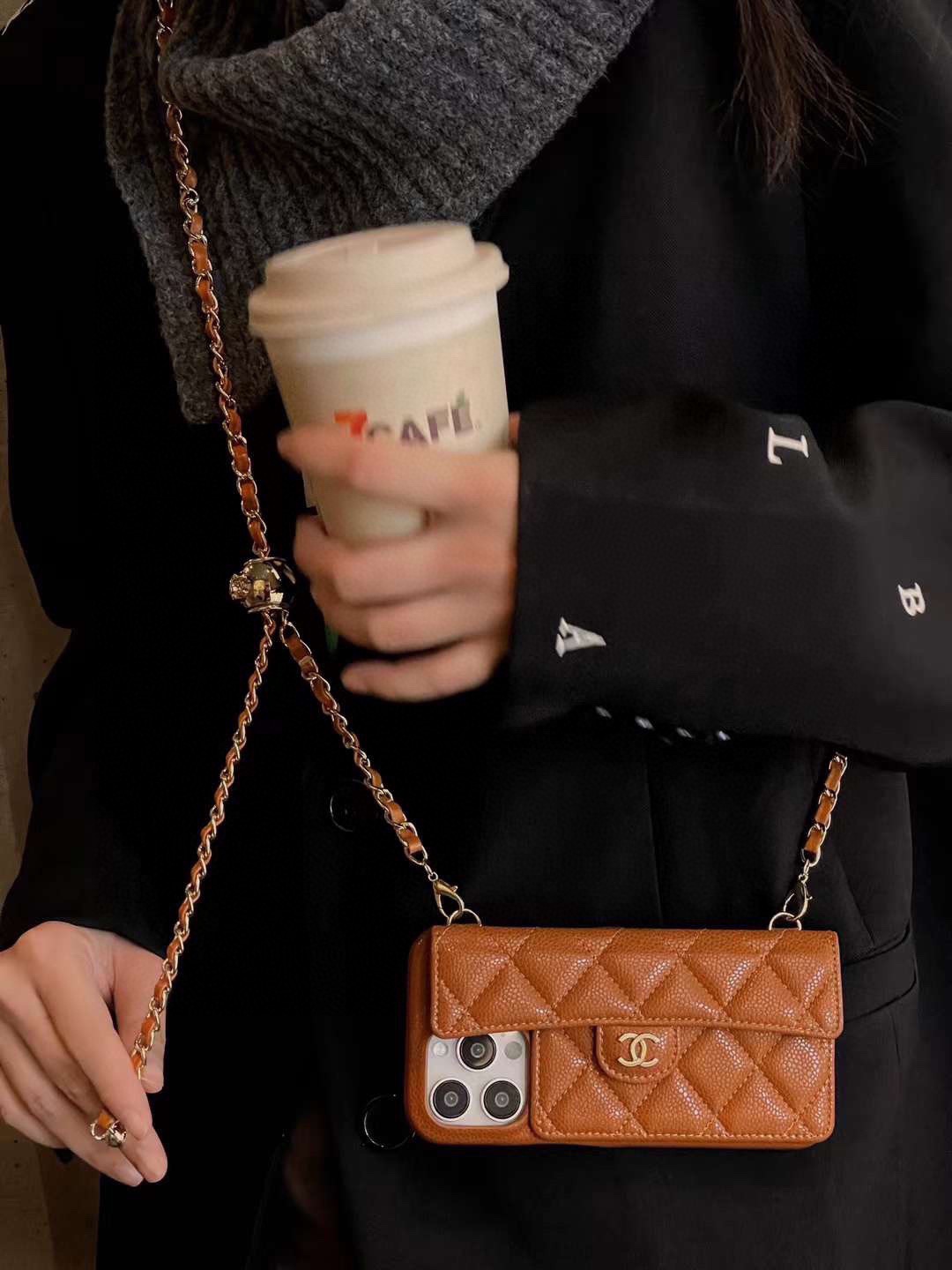 💃CHANEL💠香奈儿火爆时尚圈的手机壳 真香系列 热爆美拉德色系专柜同款⛓链条双C小金球可调节链条长度