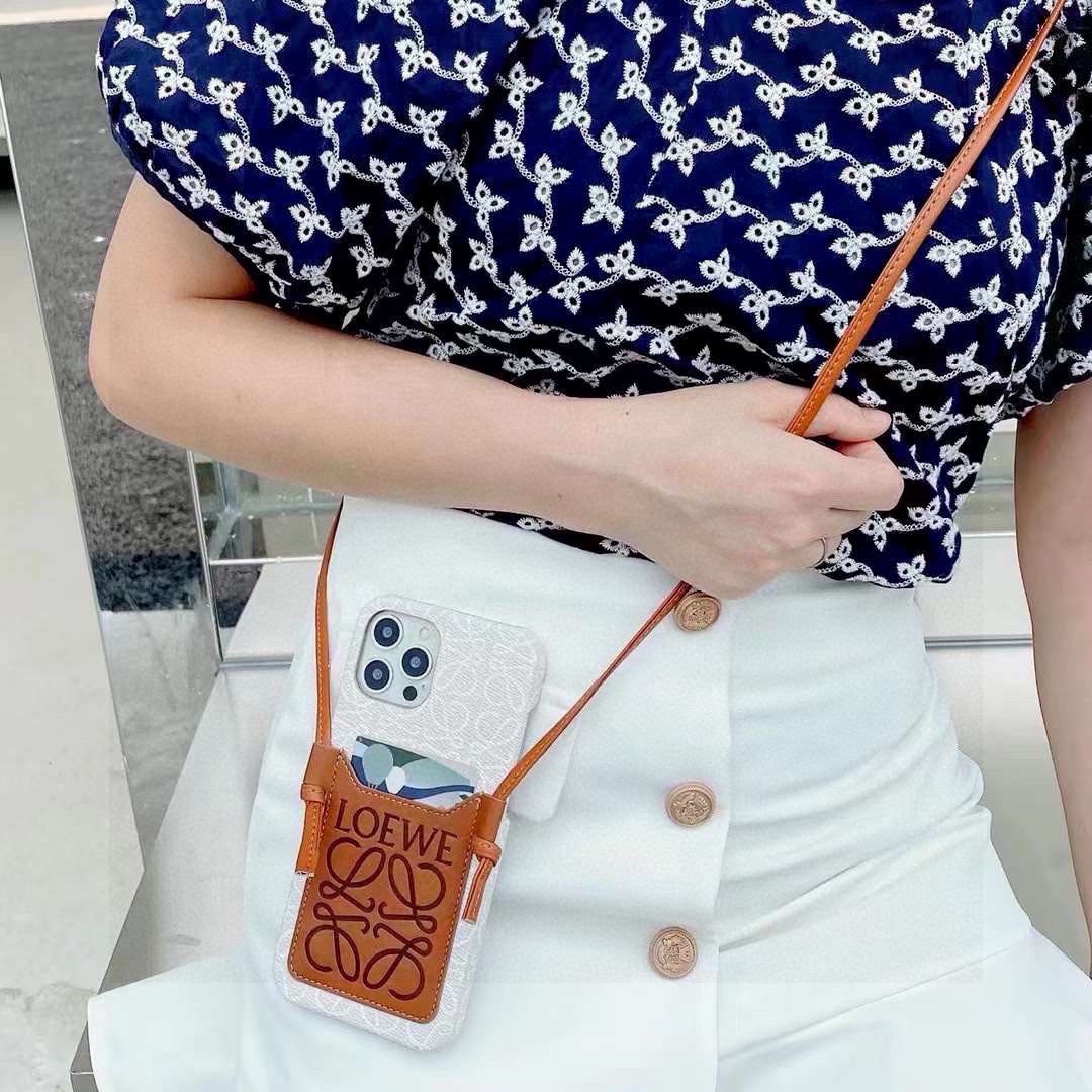 ✨新款上架✨🌟Loewe罗意威斜挎卡包手机壳🤎🖤🤍型号：为了不出现报错型号，请打开本机查看手机设置显示的