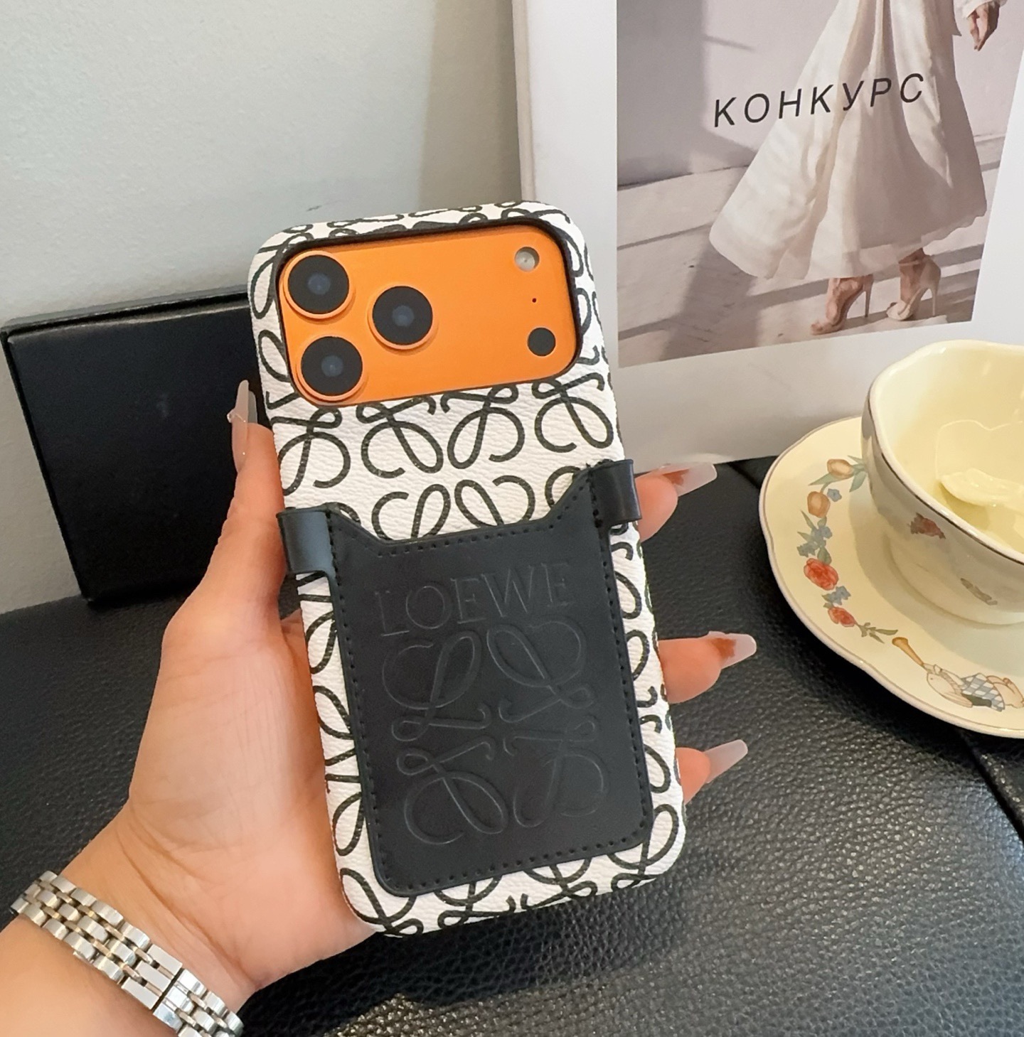 ✨新款上架✨🌟Loewe罗意威斜挎卡包手机壳🤎🖤🤍型号：为了不出现报错型号，请打开本机查看手机设置显示的