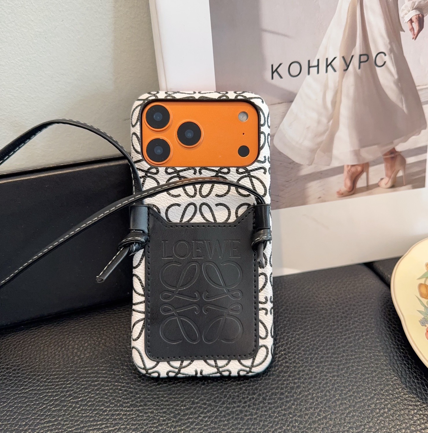 ✨新款上架✨🌟Loewe罗意威斜挎卡包手机壳🤎🖤🤍型号：为了不出现报错型号，请打开本机查看手机设置显示的