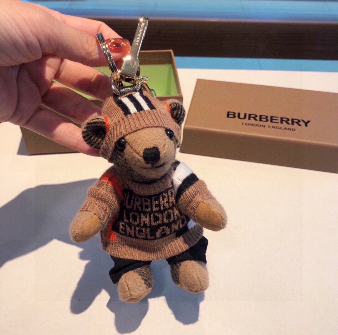 。美美的夏夏同款Burberry代工厂小熊🐻挂件，巴宝莉🐻毛衣泰迪熊钥匙扣挂件 温柔到心里🥰 准备已久、