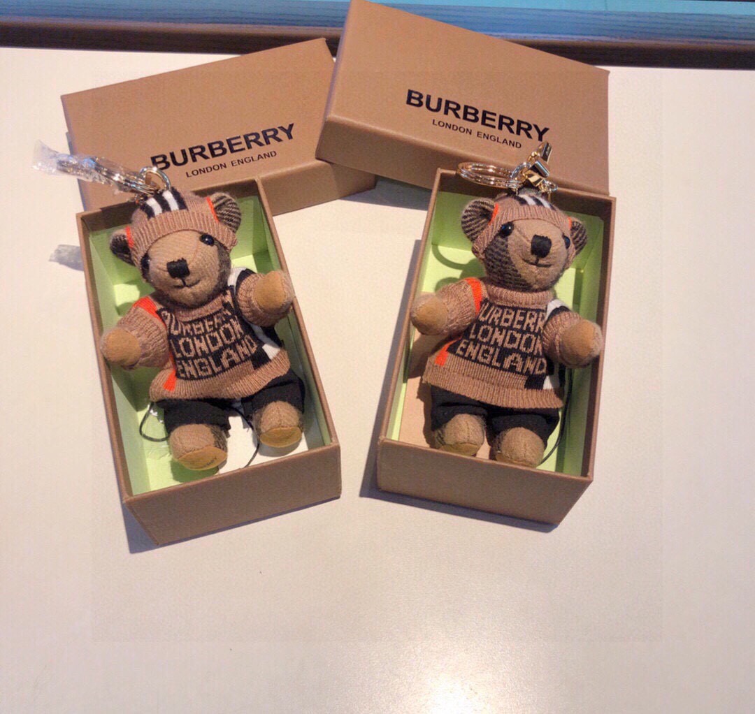 。美美的夏夏同款Burberry代工厂小熊🐻挂件，巴宝莉🐻毛衣泰迪熊钥匙扣挂件 温柔到心里🥰 准备已久、