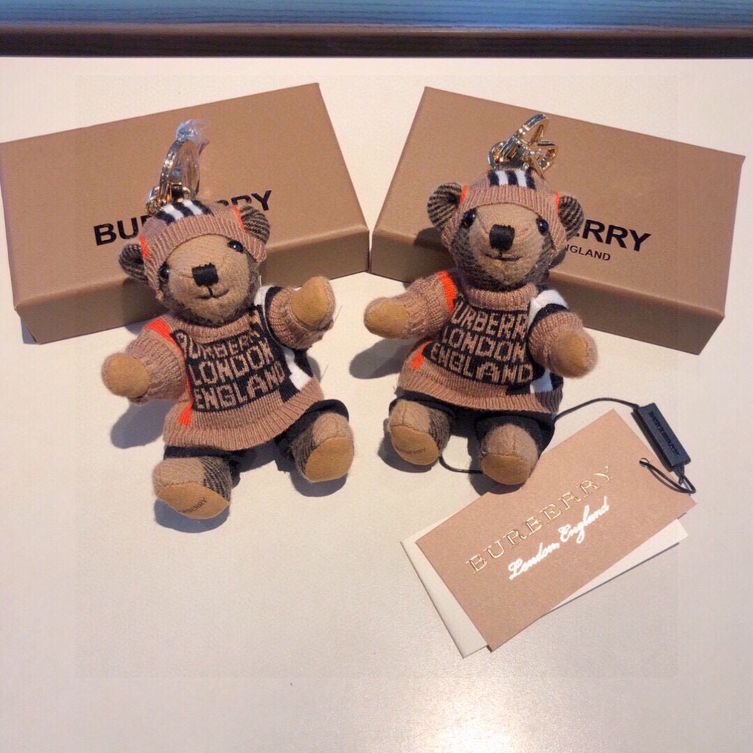 。美美的夏夏同款Burberry代工厂小熊🐻挂件，巴宝莉🐻毛衣泰迪熊钥匙扣挂件 温柔到心里🥰 准备已久、