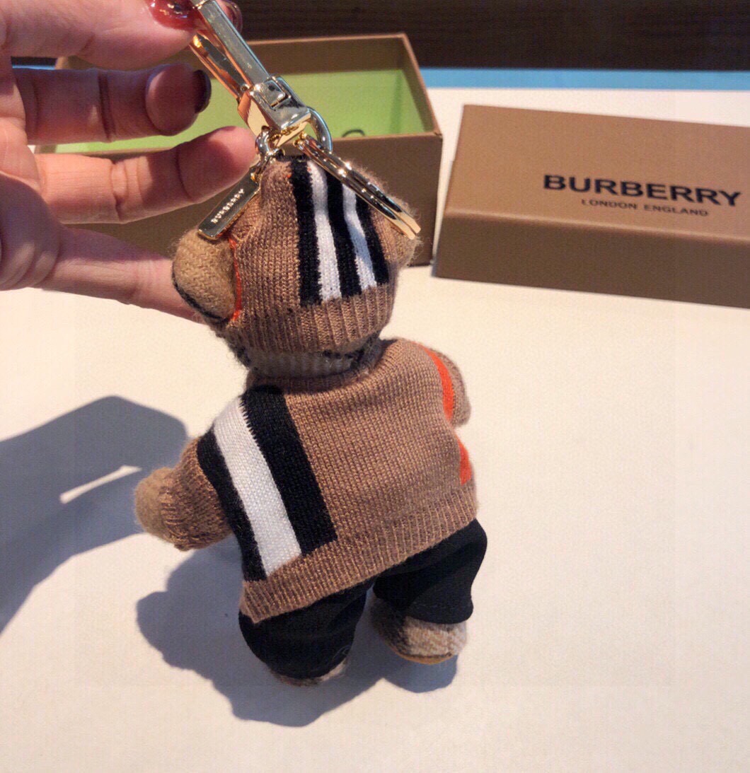 。美美的夏夏同款Burberry代工厂小熊🐻挂件，巴宝莉🐻毛衣泰迪熊钥匙扣挂件 温柔到心里🥰 准备已久、