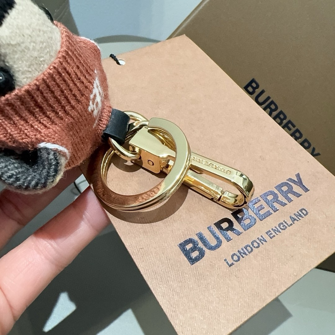 🔥Burberry代工厂小熊🐻挂件，巴宝莉🐻毛衣泰迪熊钥匙扣包饰挂件 温柔到心里🥰 准备已久、精致自留 