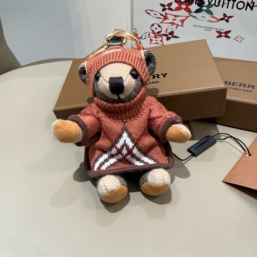 🔥Burberry代工厂小熊🐻挂件，巴宝莉🐻毛衣泰迪熊钥匙扣包饰挂件 温柔到心里🥰 准备已久、精致自留 