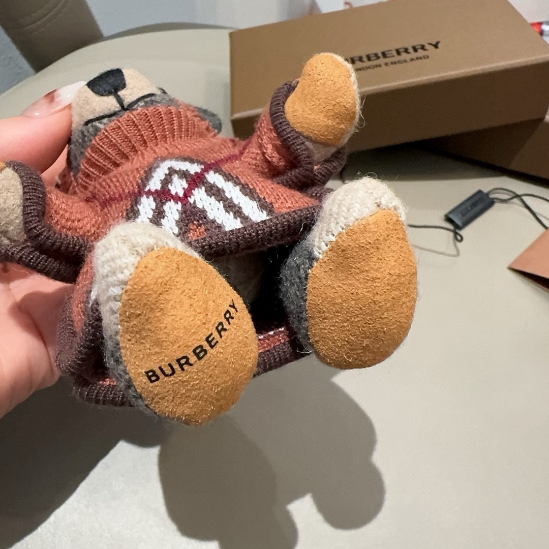 🔥Burberry代工厂小熊🐻挂件，巴宝莉🐻毛衣泰迪熊钥匙扣包饰挂件 温柔到心里🥰 准备已久、精致自留 