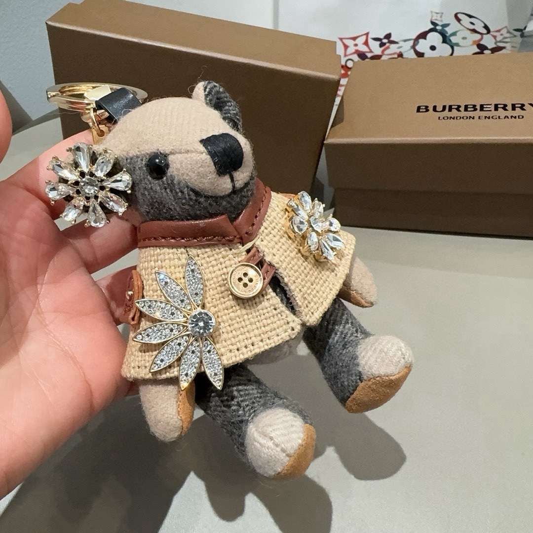 🔥Burberry代工厂小熊🐻挂件，巴宝莉钻扣熊🐻钥匙扣包包挂件 温柔到心里🥰 内部填充物与专柜一致，手