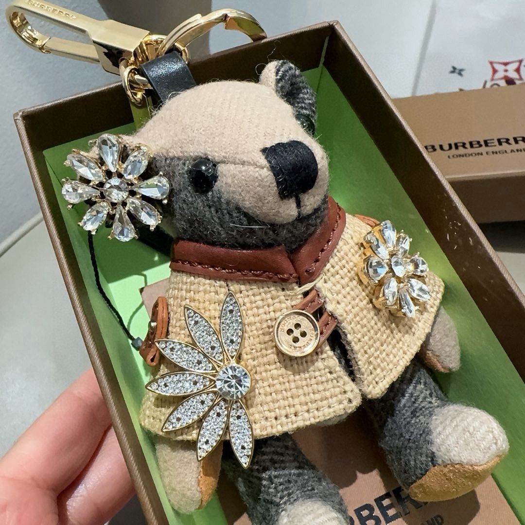 🔥Burberry代工厂小熊🐻挂件，巴宝莉钻扣熊🐻钥匙扣包包挂件 温柔到心里🥰 内部填充物与专柜一致，手