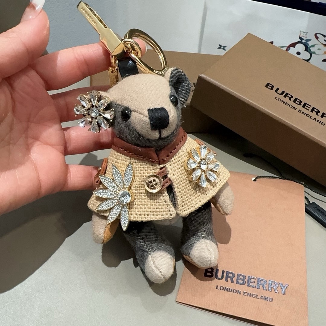 🔥Burberry代工厂小熊🐻挂件，巴宝莉钻扣熊🐻钥匙扣包包挂件 温柔到心里🥰 内部填充物与专柜一致，手