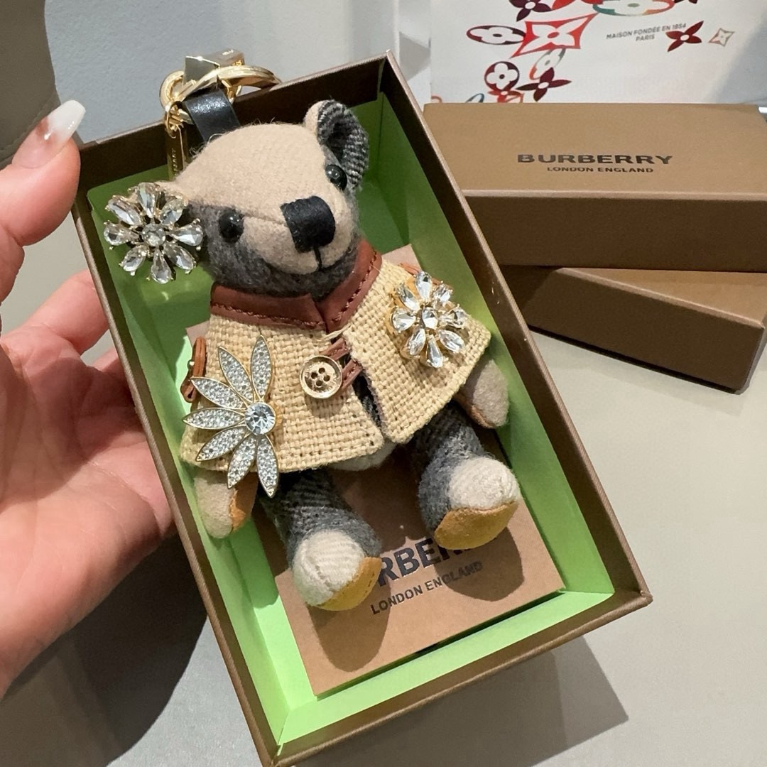 🔥Burberry代工厂小熊🐻挂件，巴宝莉钻扣熊🐻钥匙扣包包挂件 温柔到心里🥰 内部填充物与专柜一致，手