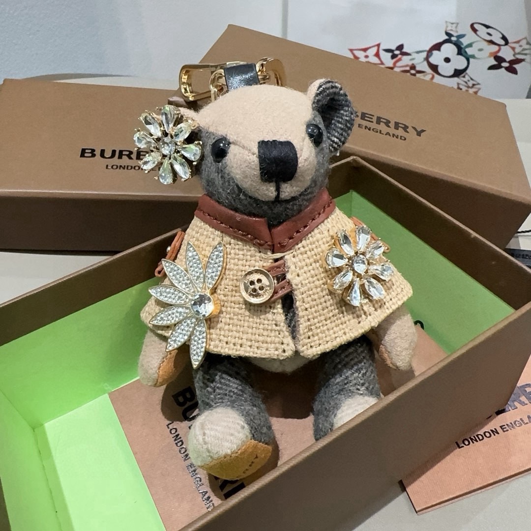 🔥Burberry代工厂小熊🐻挂件，巴宝莉钻扣熊🐻钥匙扣包包挂件 温柔到心里🥰 内部填充物与专柜一致，手