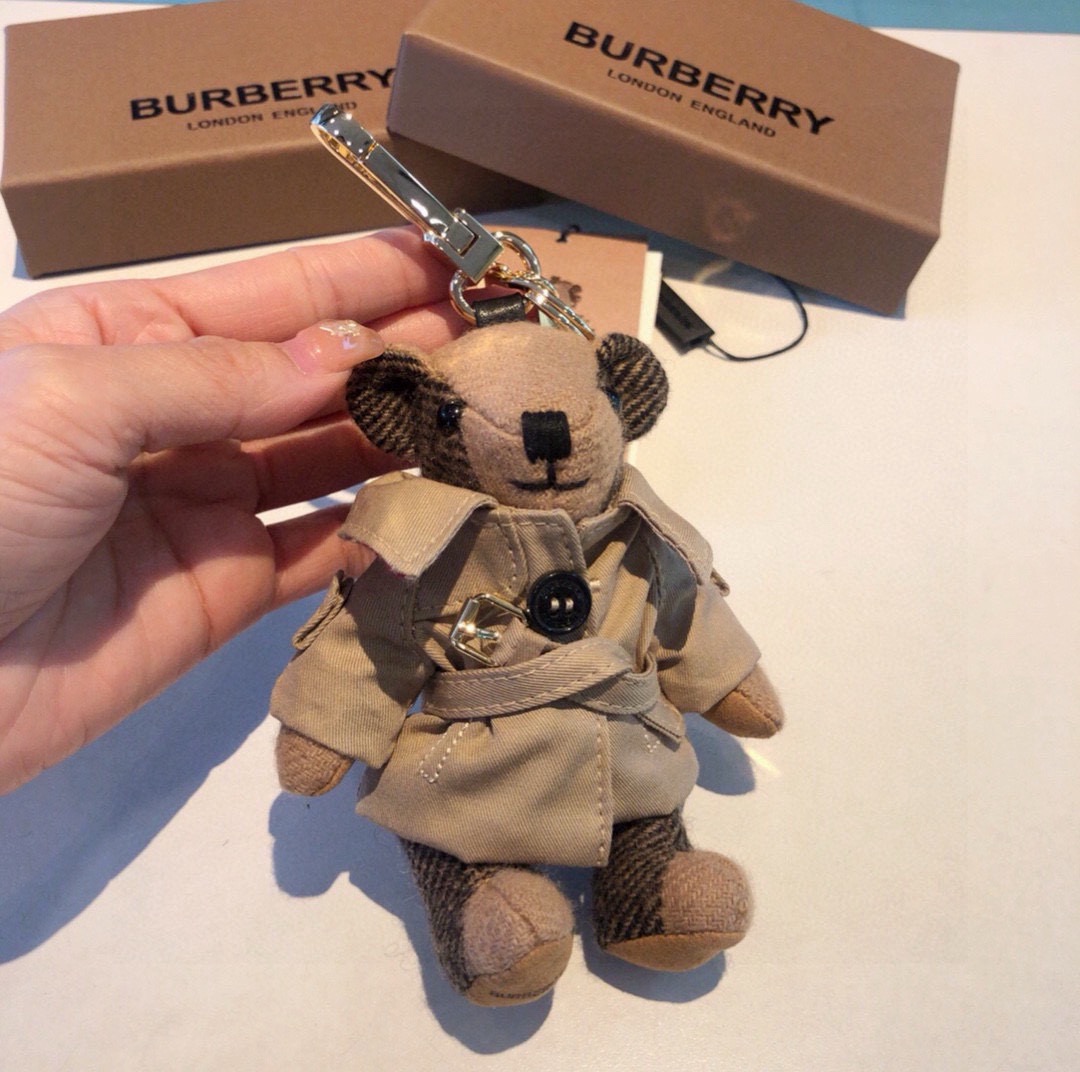 Burberry代工厂小熊🐻挂件 ，风衣🧥熊泰迪熊钥匙扣挂件 温柔到心里🥰 准备已久、精致自留 ！内部填